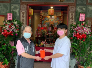 新北市新聞記者職業工會理事長黃村杉頒發顧問及會員子女績優獎助學金