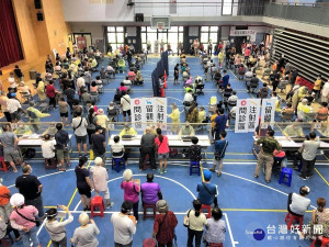 為加速進行疫苗接種作業，新北市提供27所學校活動中心等空間作為疫苗接種站