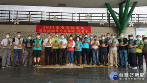 挺農民贈鳳梨，蔡培慧執行長牽線企業送愛到南投。
