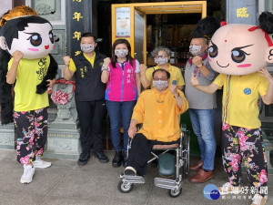 桃園護國宮高規格打造防疫門，市議員謝美英、段樹文與民眾一同見證。