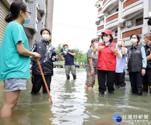 雲林沿海持續性強降雨，許多鄉鎮傳出淹水災情，縣長張麗善率水利團隊前往最為嚴重的北港及水林、口湖等處勘查，通盤檢討排水系統。