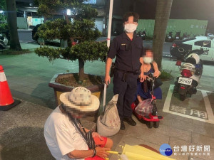三重分局永福派出所警員廖孟傑、林孟萱日前執行巡邏勤務時，獲報轄內永福國小人行道上有位高齡81歲江姓老婦徘徊且神情慌張，立即到場了解協助