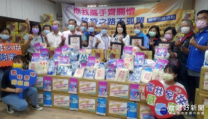 國民黨雲林縣黨部主委許宇甄率團關懷家扶家庭在疫情期間遭遇的困境，捐贈多樣民生物資及縣長張麗善加碼的口罩及防疫袋。
