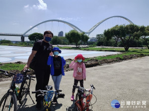 高灘處及自行車新文化基金會8月8日上午將於所屬15個河濱自行車租借站舉辦『父親節河濱騎車享健康』活動