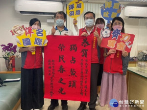 新北市榮服處林火土處長(右2) 率同服務幹部祝賀李峻淯先生(左2)公子李洋勇奪東奧羽球男雙金牌