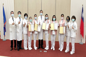 邱院長頒結業証書。