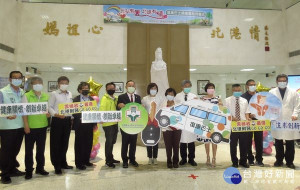 雲林旅外鄉親詹豐成與蔡素珠賢伉儷，事業有成發願回饋故鄉，捐贈北港媽祖醫院實用的復康巴士，盼幫助沿海長者方便就醫。