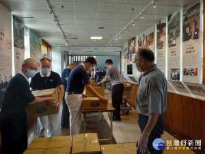 慈濟提供彰化縣近萬戶弱勢學童家庭暑期營養食品，8月5日在彰化靜思堂進行第二批「安心生活箱」打包。圖/慈濟基金會提供
