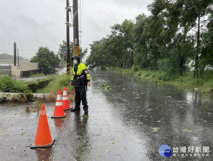 受西南風氣流影響，縣境內風雨不斷，北港警方加強巡邏，並配合相關單位排除路障，而積淹水處亦拉起封鎖線與擺放交通錐疏導管制。