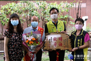基於疫情與天候考量林世賢市長親自挨家挨戶到模範父親家中表揚。圖／彰化市公所提供