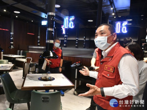 市長侯友宜今(7)日中午前往視察新店的「京站時尚廣場」，瞭解購物中心美食街與餐廳內用相關防疫措施