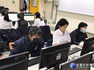 中山國中「LG」小隊以「各國對於敘利亞難民收留與否的做法之探討」為主題獲得特優