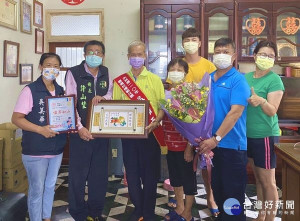 水林鄉公所父親節活動因應防疫，由鄉長許山埜親自將紀念獎牌及禮品送至各村模範父親手中，計有春埔村吳耀西等模範父親獲獎。