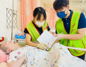 創世基金會代替植物人姊妹傳遞愛與想念，手握攣縮僵硬的小手，在卡片上留下珍貴的手印及唇印，轉送給陳爸爸祝賀父親節快樂。