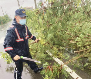 連日大雨造成各處狀況頻傳，警方接獲通報後，不畏風雨即時趕赴現場，做適當處置及通報，深獲民眾好評。