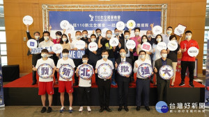 教育局長張明文今(9)日特別頒贈23家企業感謝狀