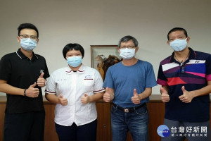 陳勇利校長(右2)等向李孟芳祝賀。