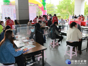 勞工局為協助民眾縮短待業期間、儘速進入職場，疫情警戒標準降級，立刻啟動「遍地」辦理社區實體徵才