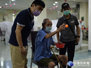 板橋榮家安排多項趣味遊戲，讓長輩回憶兒時，共同歡樂，使得長輩們都特別的開心