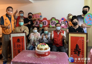 新北市榮服處林火土處長(中右)率同仁們為李紹虎爺爺(中)慶賀百歲壽辰，其夫人(中左)及子女、孫子共同慶生