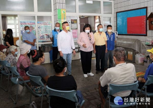 縣長張麗善、虎尾鎮長丁學忠、堀頭里里長李萬壽及社會處長林文志等至堀頭里長青食堂關心復辦及餐盒發送情形，與長輩們話家常。