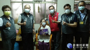 新北市新聞記者職業工會理事長黃村杉(左2)率工會幹部在新北市榮服處林火土處長(右3)的陪同下，關懷訪視遺眷蔡女士(中)並致贈營養品