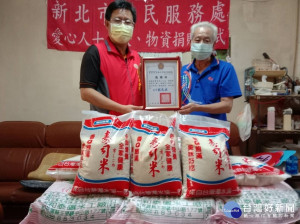 無極南靈宮宮主劉興林(右)代表信眾捐贈物資，新北市榮民服務處總幹事李復鄉(左)回贈感謝狀