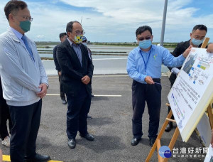 經濟部工業局長呂正華視察麥寮海水淡化廠工程，稱許台塑克服萬難維持施工順暢，希望能如期於明年8月完竣。