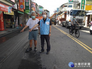 立仁路剷除舊路面重鋪柏油。林重鎣攝