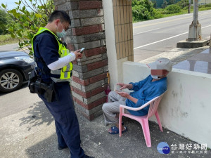 老翁訪友熱昏迷失街頭，警協查身分助返家