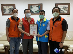 新北市榮民服務處林火土處長(中左)致贈陸海空軍相互關懷協會理事長周三貴 (中右)感謝狀