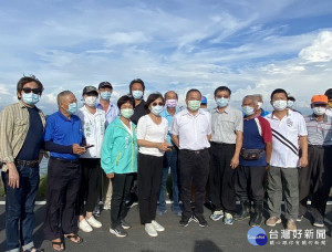 立委蘇治芬邀漁業署長張致盛到台西現勘，發現20%以上養殖戶受影響，將儘速公告雲林縣的文蛤為現金救助及低利貸款對象。