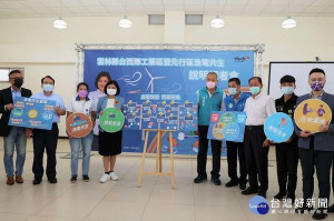張麗善縣長與推動漁電共生的魚塭養殖鄉親及能源業者們，共同宣誓致力推動地方產業與綠能結合，創造雲林縣綠能亮點。