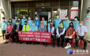 國際扶輪3490地區新北第一分區七社聯合今(13)日捐贈蘆洲區公所「智慧幸福防疫門」，區長莊茂坤出席捐贈儀式