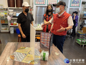 新北市長侯友宜昨(14)日疫情說明會後特地前往深坑老街關心餐飲店家防疫情形