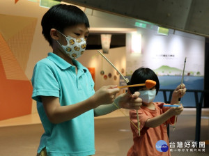 用回收材料製作的弓箭組，安全又好玩