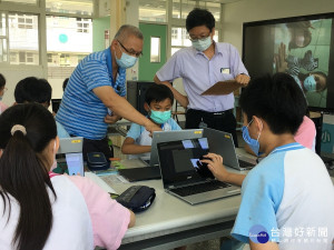 今年特別頒發「終身成就獎」給在教育界奉獻超過30餘年的文德國小退休老師陳國全老師