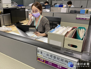 完成線上「公司設立登記」並核准者，即可免費獲得「工商憑證一張及IC讀卡機」套組