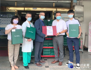 春原國際有限公司李俊輝董事長發起「齊心防疫挺醫護」行動，贈送抗菌毛浴巾給北港仁一醫院醫護團隊，感謝其辛勞的付出。