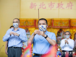 新北市政府今（18）日（農曆7月11日）下午1點於市民廣場舉行中元普渡祭典，侯友宜市長、謝政達副市長等參加
