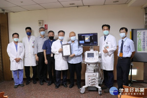 與超音波儀器合照（左至右依序涂啟文醫師、陳煒副院長、陳明晃副院長、卓誌錠牧師、姚維仁院長、朱英龍教授、急診部劉忠賢主任、周恬弘副院長）／劉冠宏翻攝