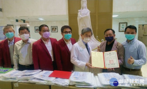 台灣弘久社會關懷協會感於疫情期間同島一命，邀集善心企業捐贈一千件全套式防護衣給北港媽祖醫院，增強醫療量能，也讓醫護倍感窩心。