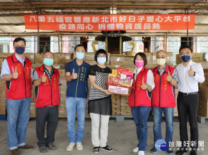 五福宮主任委員也是市議員的鄭戴麗香（右3）代表捐贈  由社會局長張錦麗（左4）代表受贈