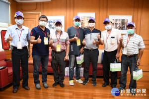 林世賢市長（右3）和獲獎蜂農等人戴上彰化南瑤宮的「潮帽」再喊讚。
