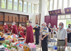 世界佛教正心會師兄姊至板橋榮民之家舉辦中元祈福超薦法會，家主任張長林(中)與榮民伯伯們共同誦經