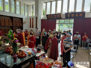 祭典活動由家主任張長林擔任主祭，邀請了世界佛教正心會執行長索南平措仁波切偕十餘位師兄、師姐恭誦「佛說阿彌陀經」，向祠堂內一萬三千餘位英靈致祭致敬