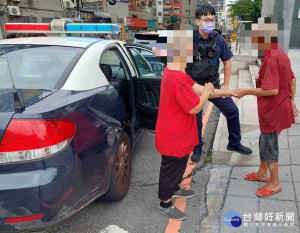 文聖派出所警員張皓鈞、李定財確認老婦人的身分後，順利連繫上家屬，因擔心老婦再次迷路，主動駕車護送