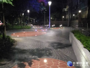 板橋永安公園經改善後白天是綠意舒適公園，晚上亦是燈光美氣氛佳居民聊天散步的好去處