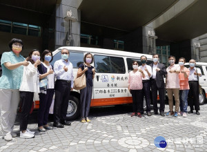 財團法人邱春木社會福利慈善事業基金會以紀念父母為名   捐贈「春木號」及「玉釵號」2輛復康巴士給新北市政府