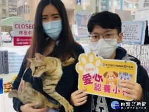 動保處鼓勵民眾認養流浪犬貓，只要至各公立動物之家或認養小棧認養，即可獲得「愛您一世寵物白金卡」，憑卡享有終身免費狂犬病疫苗施打、認養半年內檢診醫療等價值近萬元大禮包